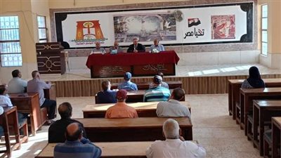 رئيس مركز الداخلة بالوادي الجديد يلتقى بموظفى الوحدة المحلية لقرى الجديدة