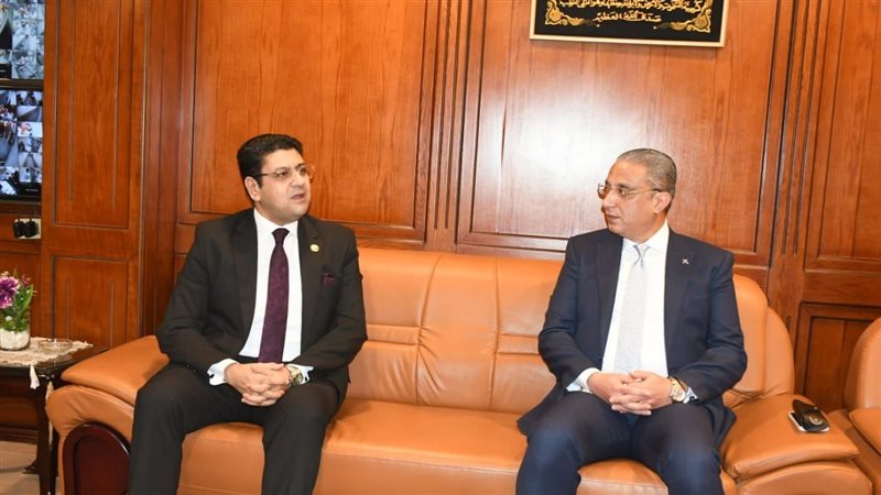 محافظ الفيوم يلتقي