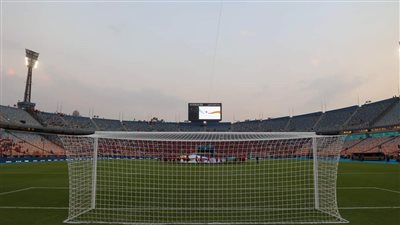 طاقم تحكيم مباراة الأهلي وصن داونز يعاين أرضية ستاد القاهرة (فيديو)