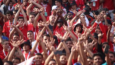 جمهور الأهلي يلقي طاقم التحكيم بالزجاج (فيديو)