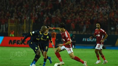 الذهول يسيطر على وجوه بدلاء الأهلي بعد الفرص الضائعة أمام صن داونز (فيديو) 