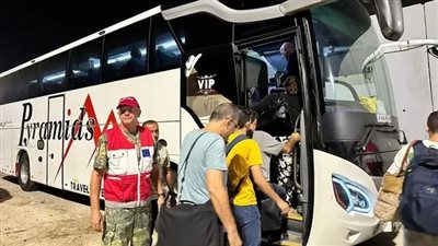 وصول دفعة من الأمريكيين القادمين من غزة إلى معبر رفح