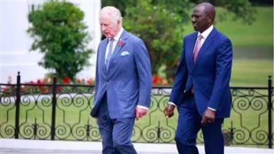 شاهد لحظة تعثر الملك، خبيرة لغة الجسد تعلق (فيديو)