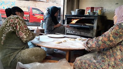 مفيش أحلى من الفلاحي.. حكاية أم رحمة مع الفطير المشلتت والعيش البلدي(فيديو)