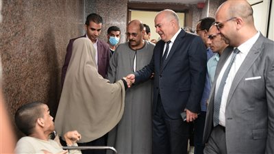 محافظ قنا يتفقد أعمال إصلاح الهبوط الأرضي بمنطقة الهلال الأحمر