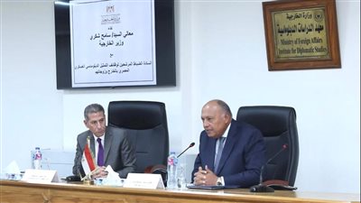 وزير الخارجية يلتقي المرشحين للعمل بالتمثيل الدبلوماسي العسكري بالخارج (صور)