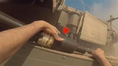 بعبوة العمل الفدائي، لحظة تدمير دبابة إسرائيلية من المسافة صفر (فيديو)