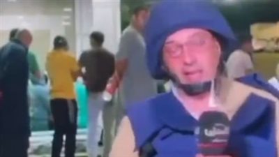 مراسل تلفزيون فلسطين يلقي درع الصحافة أرضا: كلنا شهداء مع فرق التوقيت (فيديو)