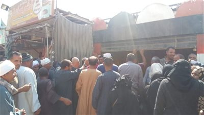 إقبال أهالي أبوتشت بقنا على منافذ بيع السكر المدعم (صور)