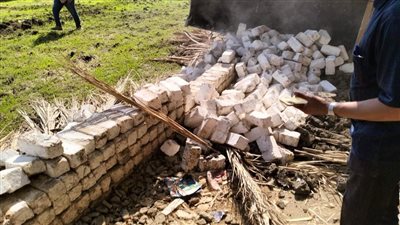 إزالة 15 حالة بينها تعد على الطريق العام في قنا (صور)