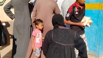 إقبال أهالي قفط علي منافذ بيع السكر المدعم (صور)