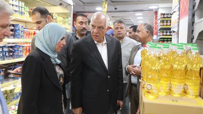 محافظ الجيزة يتفقد أحد المخابز البلدية بشارع المطار بحي إمبابة (صور)