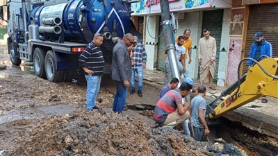 إصلاح كسر بخط مياه بقرية برطس في الجيزة (صور)