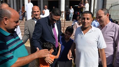 محافظ الدقهلية يستمع لمطالب المواطنين بعد صلاة الجمعة من داخل مسجد النصر بالمنصورة