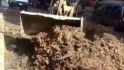 عودة المياه لقرية برطس في الجيزة بعد إصلاح الكسر (صور) 