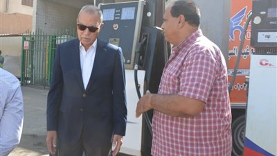 محافظ القليوبية يتابع سير العمل بمواقف السيارات ومحطات الوقود بعد تحريك سعر البنزين 