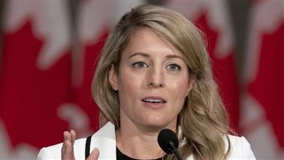 يدكِ ملطخة بالدماء، وزيرة خارجية كندا تتعرض لموقف محرج بسبب دعم الاحتلال (فيديو)