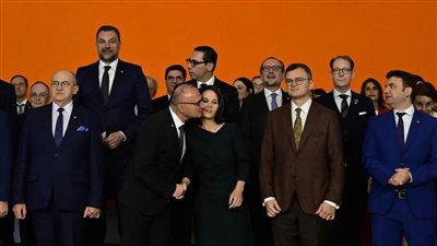  وزير خارجية كرواتيا يثير جدلا بمحاولته تقبيل نظيرته الألمانية بالقوة أمام الكاميرات (فيديو)