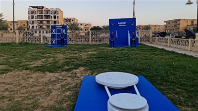  أتوبيسات مكشوفة توزع الهدايا على الأهالى فى شوارع الأقصر احتفالا بعيدها القومي 