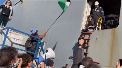  متظاهرون مؤيدون للفلسطينيين يعترضون سفينة حربية أمريكية قبل توجهها لإسرائيل (فيديو)