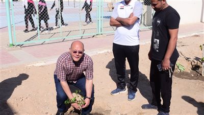 رئيس جامعة سوهاج يشارك طلاب كلية التربية في استكمال زراعة 1000 شجرة مثمرة