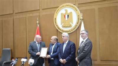 أيمن عاشور يشهد مراسم توقيع اتفاقية بين التعليم العالي والكلية الملكية للجراحين