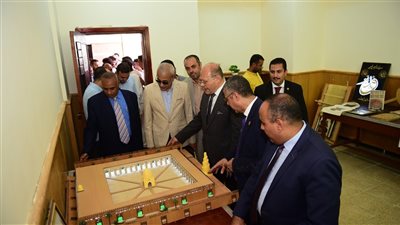 رئيس جامعة سوهاج يشهد 50 مشروع تخرج لطلاب كلية الآثار