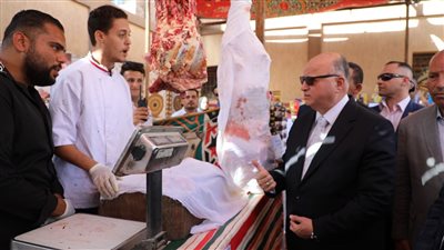 محافظ القاهرة يفتتح معرض لبيع السلع بأسعار مخفضة بعين شمس