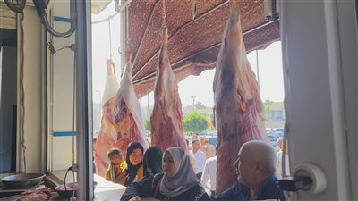 180 جنيها للكيلو، وزير التنمية المحلية يدون تسعيرة اللحمة بمنفذ ضد الغلاء في المنصورة 