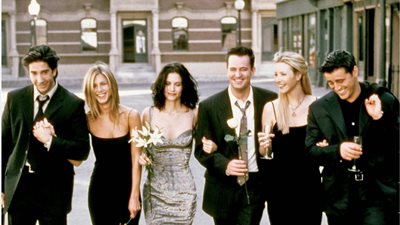 أول فيديو لأبطال مسلسل Friends في جنازة ماثيو بيري
