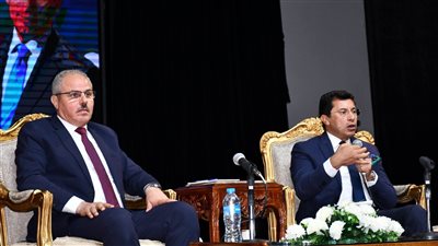 وزير الشباب والرياضة في حوار مفتوح مع طلاب جامعة القناة (صور) 