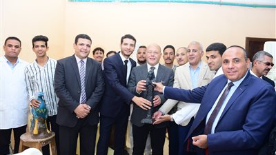 النعمانى يشيد بإبداع الطلاب في استنساخ بعض التماثيل بآثار سوهاج