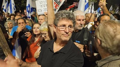 تظاهرات تحاصر منزل نتنياهو وتطالبه بتقديم استقالته (فيديو)