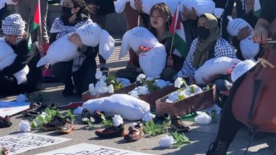 أكفان الأطفال تتصدر المشهد، متظاهرون يوجهون رسالة لـ بايدن من أمام البيت الأبيض (فيديو)