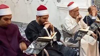 بدء مقرأة كبار القراء برواية ورش عن نافع في مسجد الإمام الحسين (بث مباشر) 