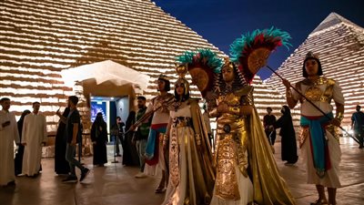 أخبار الفن اليوم: رد مفاجئ من إدارة موسم الرياض على مجسم الأهرامات.. واستشهاد فنان وعائلة مخرج بقصف إسرائيلي على غزة