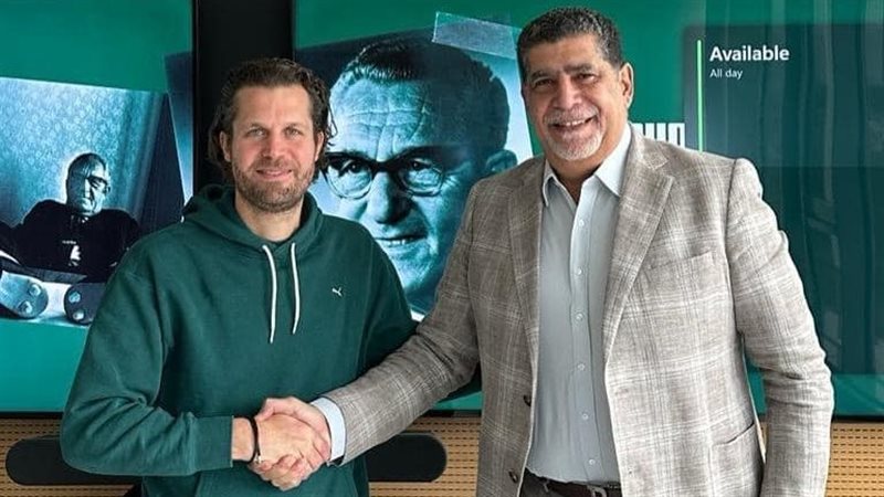 عمرو صلاح مع مسئول