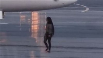 ركضت خلف الطائرة، فألقت الشرطة القبض عليها