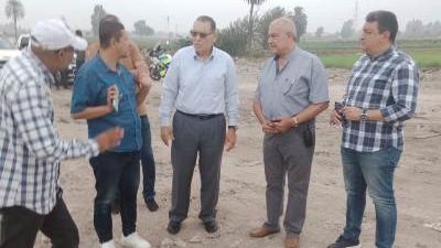 محافظ الشرقية يتفقد النقطة الوسيطة ويُتابع نقل المخلفات إلى المدفن الصحي 