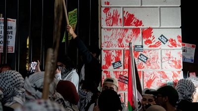المتظاهرون يلطخون أبواب البيت الأبيض بالطلاء الأحمر
