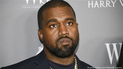 كانييه ويست يركض حافي القدمين في أحد فنادق الرياض (فيديو)