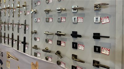 أسعار إكسسوارات الأبواب والحمامات وأغلى طقم كالون بـ 2375 جنيهًا (فيديو وصور)