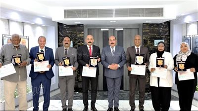 محافظ أسوان يكرم منسقي مشروع البرنامج الرئاسى أهل مصر (صور)