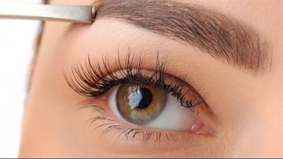 القرنفل المحروق لحواجب كثيفة وطويلة ومميزة