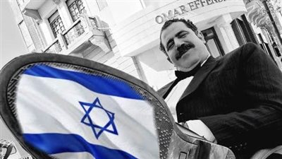 محمود حافظ يضع علم إسرائيل أسفل حذائه 