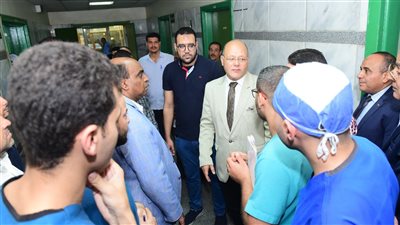 رئيس جامعة سوهاج يطمئن على الوضع الصحي للطلاب للمصابين خلال حادث 