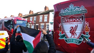 جماهير ليفربول تستقبل حافلة الفريق بعلم فلسطين قبل مواجهة لوتون تاون 