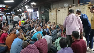 وقفة احتجاجية لعمال المترو بسبب مواعيد العمل، ومطالب بعودة نظام الورادي (صور) 