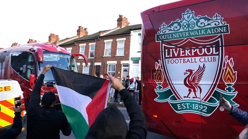 علم فلسطين مع جماهير