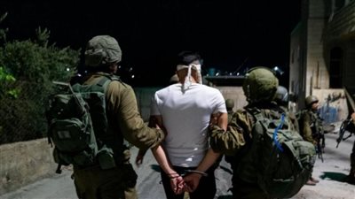 قوات الاحتلال تعتقل 5 فلسطينيين بينهم قيادي بحركة فتح (فيديو)